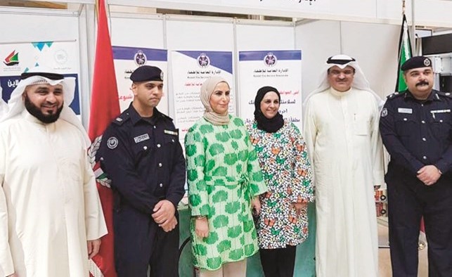 م.عواطف الغنيم وم.غالب شلاش وعدد من المشاركين في الاحتفال ﻿