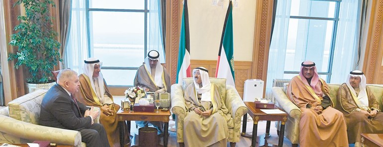 صاحب السمو الأمير خلال لقائه المبعوث الأميركي الجنرال متقاعد انتوني زيني بحضور الشيخ صباح الخالد والسفير أحمد فهد الفهد﻿