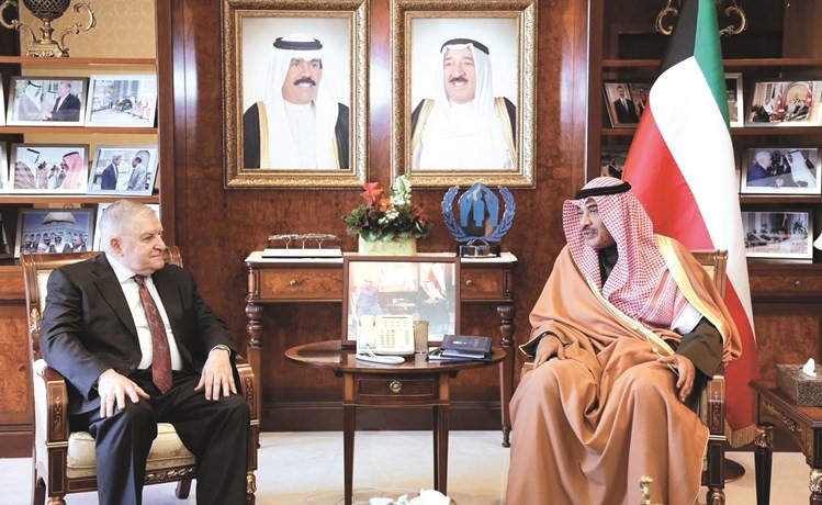 نائب رئيس مجلس الوزراء ووزير الخارجية الشيخ صباح الخالد أثناء استقباله المبعوث الأميركي الجنرال المتقاعد أنتوني زيني ﻿