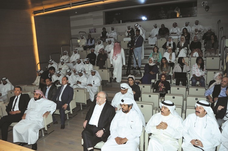 سعد العلي في مقدمة الحضور في الندوة﻿