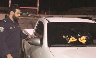 الرائد عبدالله العتيبي يعاين إحدى المركبات المخالفة﻿