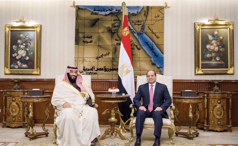 الرئيس السيسي مستقبلا صاحب السمو الملكي الأمير محمد بن سلمان ولي العهد نائب رئيس مجلس الوزراء وزير الدفاع السعودي بالقاهرة أمس  (أ. پ)