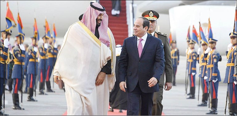 الرئيس عبد الفتاح السيسي مستقبلا صاحب السمو الملكي الأمير محمد بن سلمان ولي العهد نائب رئيس مجلس الوزراء وزير الدفاع السعودي بمطار القاهرة         (أ. پ)