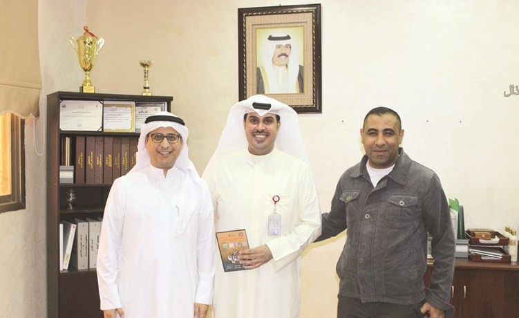 صالح المطيري خلال لقائه حازم عبدالعليم وفلاح البرازي﻿