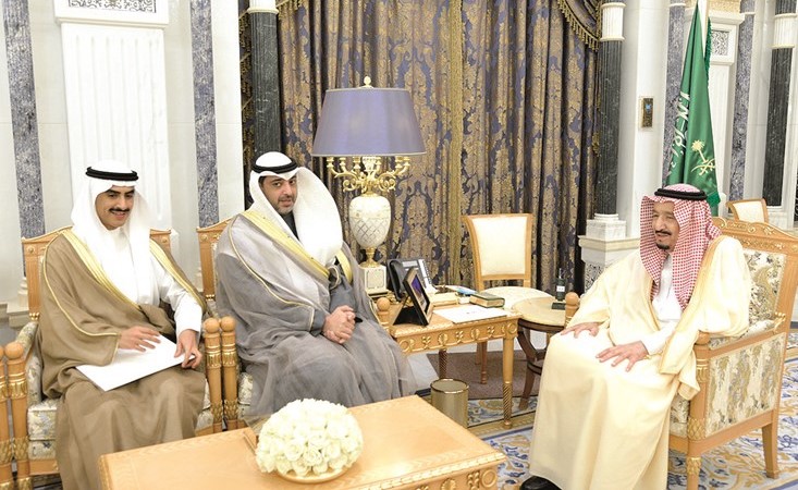 خادم الحرمين الشريفين الملك سلمان بن عبدالعزيز مستقبلا مبعوث صاحب السمو نائب وزير الديوان الأميري الشيخ محمد العبدالله والسفير الشيخ ثامر الجابر﻿