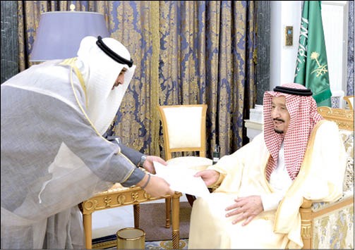 خادم الحرمين الشريفين الملك سلمان بن عبدالعزيز يتسلم رسالة صاحب السمو من الشيخ محمد العبدالله