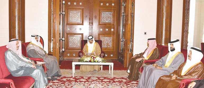 الملك حمد بن عيسى يتسلم رسالة صاحب السمو من مبعوث سموه الشيخ محمد العبدالله بحضور السفير الشيخ عزام الصباح ﻿