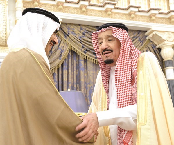 خادم الحرمين الشريفين مصافحا الشيخ ثامر الجابر﻿