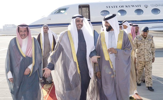 سمو الشيخ ناصر بن حمد آل خليفة مستقبلا الشيخ محمد العبدالله لدى وصوله إلى البحرين ويبدو الشيخ عزام الصباح﻿