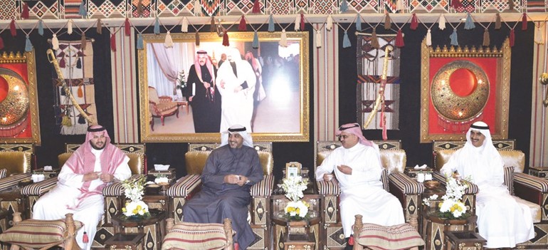 صاحب السمو الملكي الأمير تركي بن محمد والشيخ محمد العبدالله والشيخ ثامر الجابر خلال مأدبة الغداء﻿