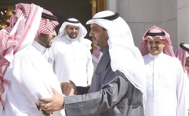 الشيخ محمد العبدالله مصافحا مستقبليه خلال مأدبة الغداء﻿
