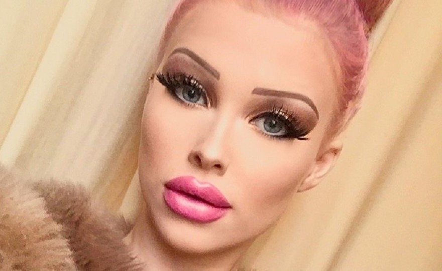 شاهد.. الباربي التشيكية لولو تبهر رواد مواقع التواصل بجمالها واطلالتها