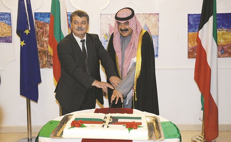 خالد الجارالله والسفير البلغاري يقطعان كيكة الاحتفال- (محمد هنداوي)﻿