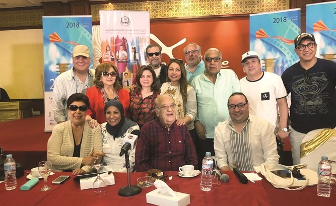 حسن حسني وزوجته مع رفقاء دربه في مهرجان شرم الشيخ السينمائي﻿