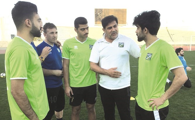 المدرب محمد إبراهيم يتحدث مع اللاعبين﻿