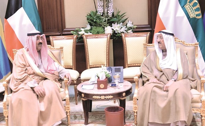 صاحب السمو الأمير الشيخ صباح الأحمد مستقبلا الشيخ مشعل الأحمد ﻿