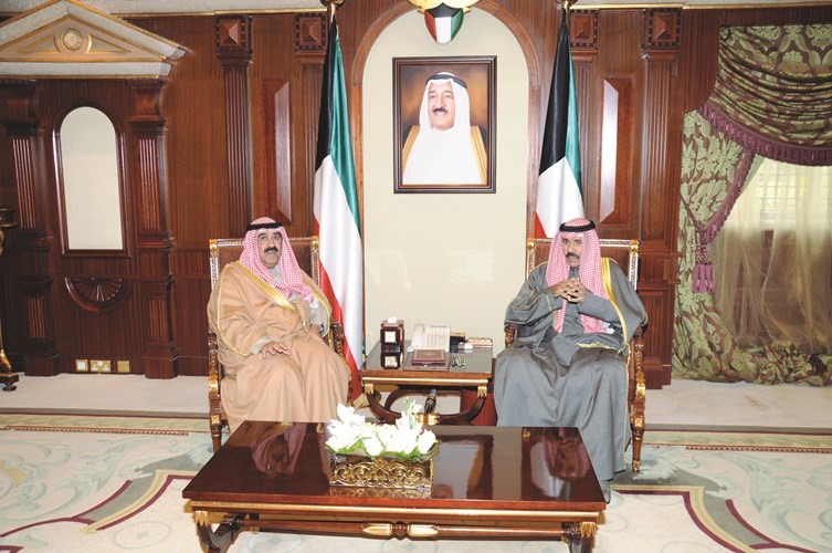 سمو ولي العهد الشيخ نواف الأحمد خلال استقباله الشيخ مشعل الأحمد ﻿