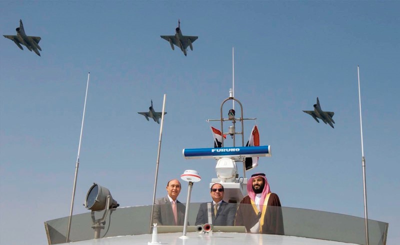 الطائرات الحربية صاحبت الرئيس عبدالفتاح السيسي وصاحب السمو الملكي الأمير محمد بن سلمان خلال التجول في المجرى الملاحي لقناة السويس
