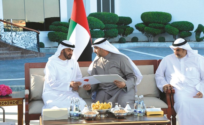 صاحب السمو الشيخ محمد بن زايد آل نهيان لدى تسلمه رسالة صاحب السمو الأمير الشيخ صباح الأحمد من مبعوث سموه﻿