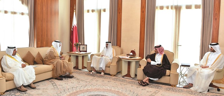 صاحب السمو الشيخ تميم بن حمد مستقبلا مبعوث صاحب السمو الأمير الشيخ صباح الأحمد الشيخ محمد العبدالله بحضور الشيخ محمد بن عبد الرحمن آل ثاني والشيخ محمد بن حمد والسفير حفيظ العجمي﻿