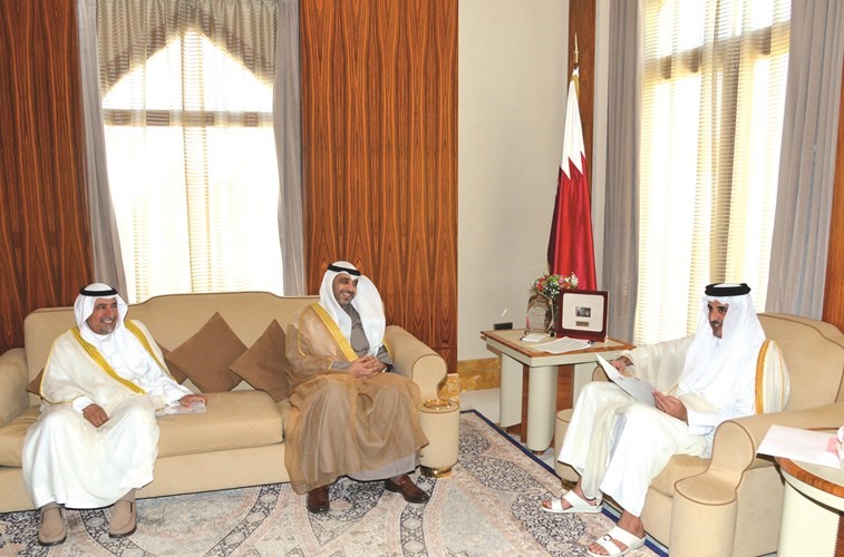 صاحب السمو الشيخ تميم بن حمد لدى تسلمه الرسالة الخطية من مبعوث صاحب السمو الأمير الشيخ صباح الأحمد الشيخ محمد العبدالله ﻿