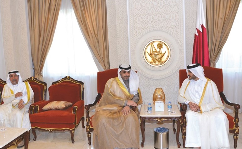 مبعوث صاحب السمو الأمير لدى وصوله الى قطر وفي استقباله الشيخ محمد بن حمد والسفير حفيظ العجمي﻿