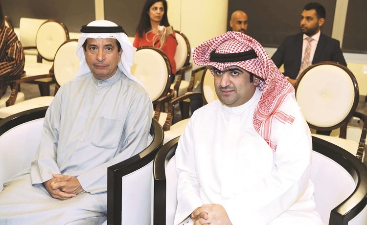 خالد الروضان ود.يوسف الابراهيم خلال المؤتمر	(محمد هاشم)﻿