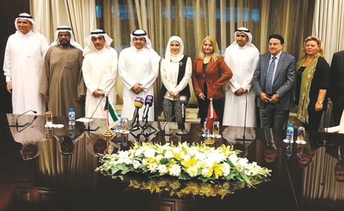 الوزيرة د.جنان بوشهري والنائب فيصل الكندري يتوسطان قياديي السكنية ﻿