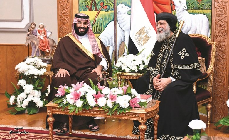 البابا تواضروس الثاني مستقبلا صاحب السمو الملكي الأمير محمد بن سلمان في الكاتدرائية المرقسية مساء أمس(أ.ف.پ)﻿