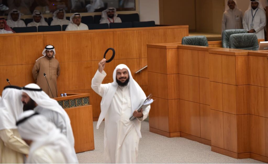 جمعان الحربش يرفع "العقال" امتنانا للجمهور الذي صفق له لدى وصوله إلى قاعة عبدالله السالم 
