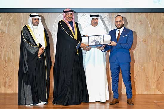 الزميل مصطفى صالح يتسلم جائزة المركز الأول لأفضل تقرير صحفي - فئة العموم