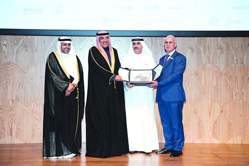  درع تقديرية للزميل ياسر السعدي من اللجنة المنظمة