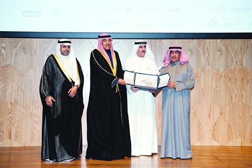 درع تقديرية لجريدة الأنباء على رعايتها للمسابقة يتسلمه نائب رئيس التحرير الزميل عدنان الراشد من الشيخ صباح الخالد