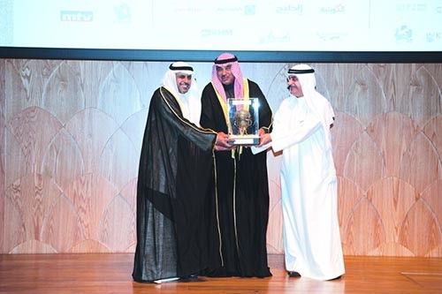 هدية تذكارية لممثل راعي الحفل الشيخ صباح الخالد 