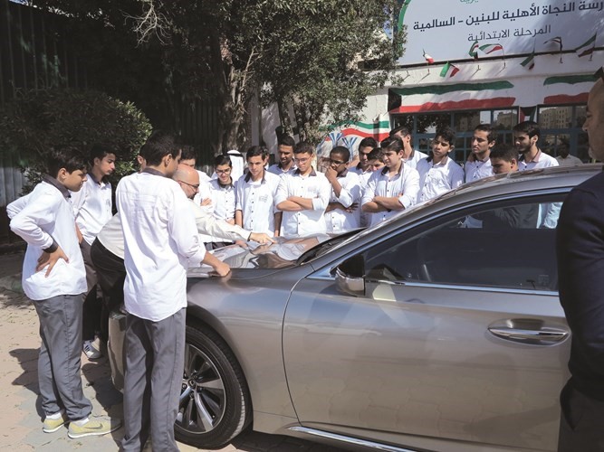 شرح مباشر على احدى السيارات ﻿