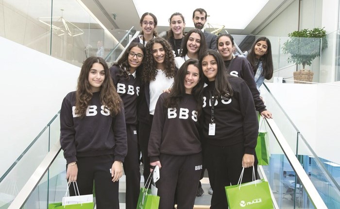 الطلبة خلال جولة الطلاب بمكاتب الشركة في برج الحمراء﻿