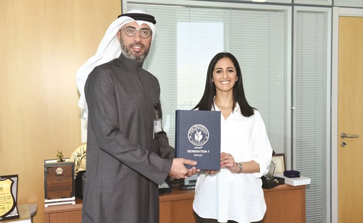 إيمان الرشيد تقدم تقريرا عن البرنامج إلى جمال السنعوسي ﻿