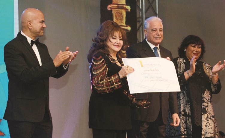 لحظة تكريم الفنانة القديرة ليلى طاهر ﻿