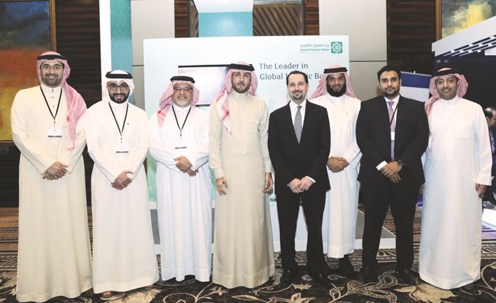 الخياط متوسطا فريق البنك وعددا من المسؤولين في المنتدى ﻿