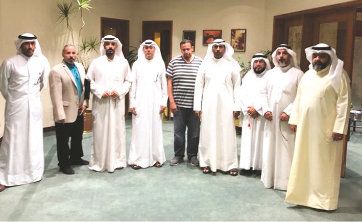 عدد من المواطنين المخصص لهم قسائم في خيطان الجنوبي عقب لقائها وكيلة وزارة الأشغال﻿