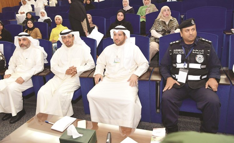 الشيخ عبدالله الأحمد متقدما الحضور خلال الاحتفال بيوم الحياة الفطرية (قاسم باشا)﻿