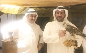 الأحمد يتفقد أحد الصقور ﻿