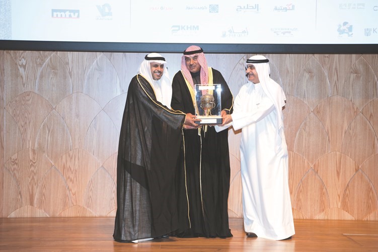 هدية تذكارية لممثل راعي الحفل الشيخ صباح الخالد ﻿