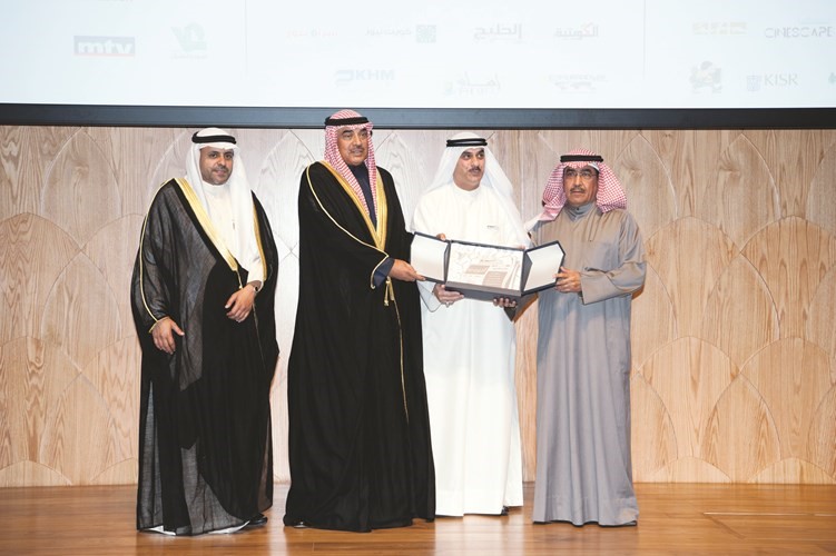درع تقديرية لجريدة الأنباء على رعايتها للمسابقة يتسلمها نائب رئيس التحرير الزميل عدنان الراشد﻿