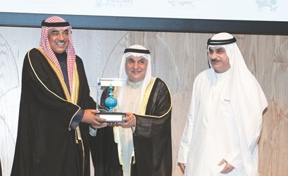 محمد الصقر يتسلم تكريم شخصية العام 	(ريليش كومار)﻿