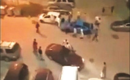 مركبة المواطن وهي تتعرض للإتلاف ﻿