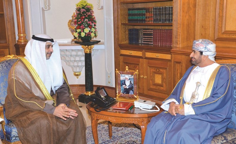 الشيخ محمد العبدالله خلال لقائه خالد بن هلال بن سعود البوسعيدي﻿