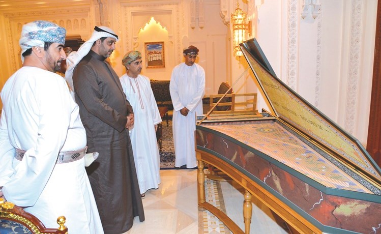 جانب من الجولة في دار الأوبرا السلطانية﻿
