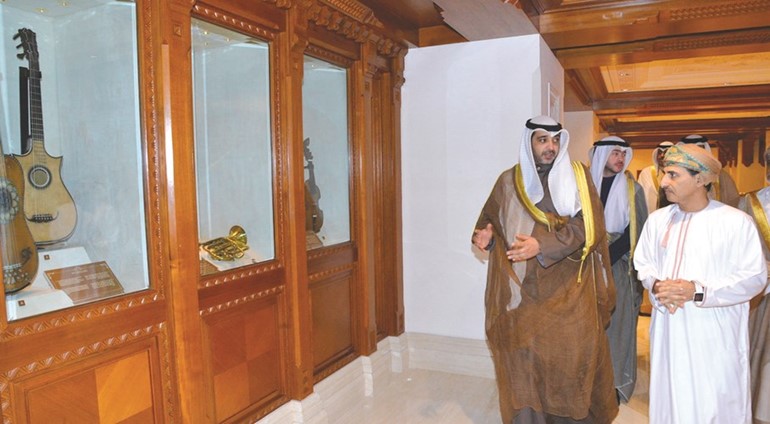 الشيخ محمد العبدالله يتفقد معروضات دار الأوبرا برفقة المستشار بديوان البلاط السلطاني حسين بن علي بن عبداللطيف﻿
