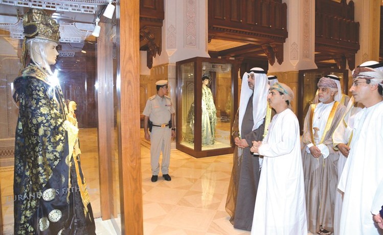 الشيخ محمد العبدالله خلال جولته في دار الأوبرا السلطانية﻿